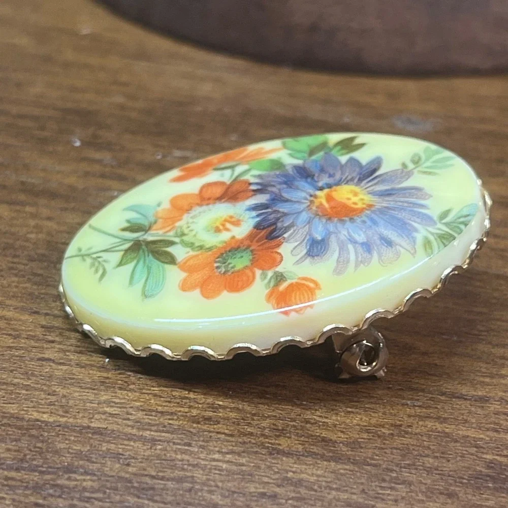 Vtg Oval Floral Brooch Gold Tone Scalloped Frame Purple Orange Flowers Pin